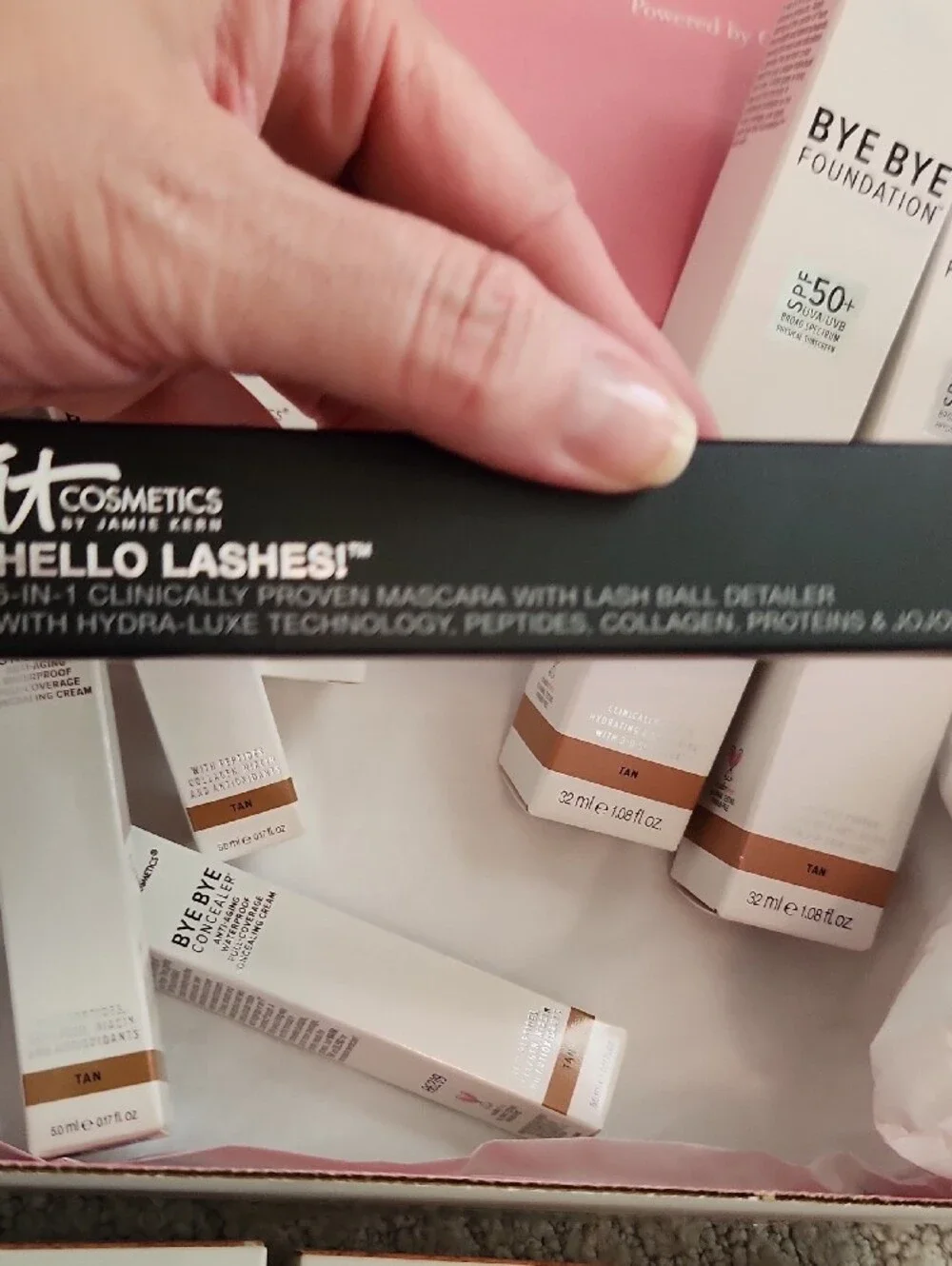 it cosmetics Bye Bye Foundation & Bye Bye Pores Set in Pink Packaging
